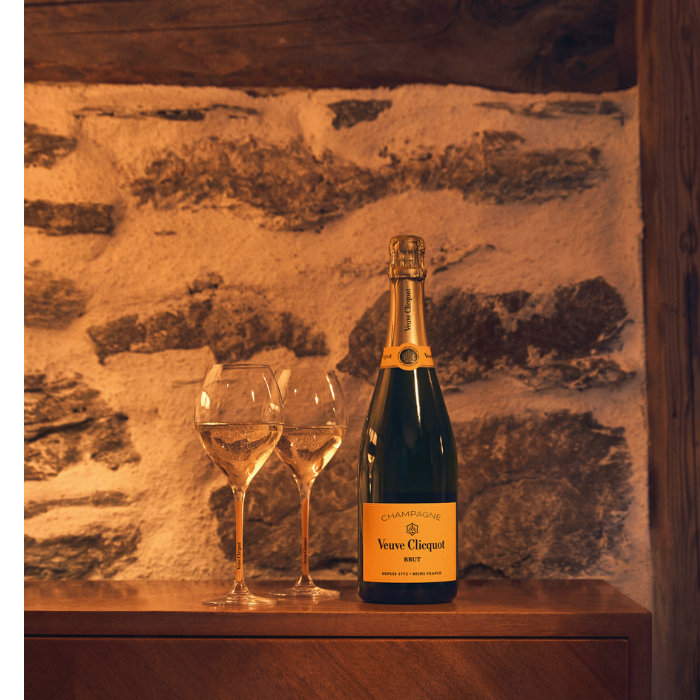 Veuve Clicquot Brut in Puffy Bag, Champagne, Frankreich