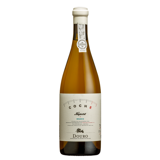 Flasche 2024 Coche Weißwein aus Douro Portugal vor Weinfass